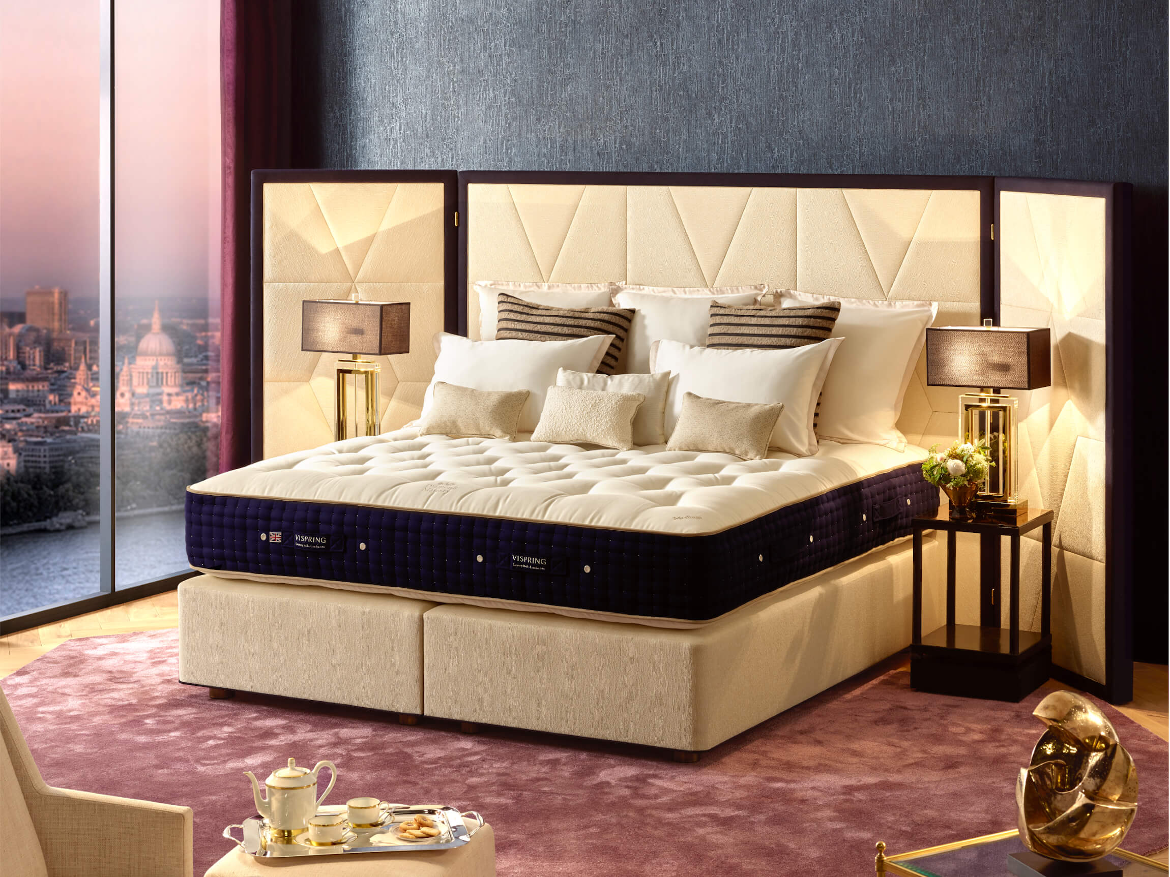 Рейтинг качества кроватей. Кровать Vispring. Шикарная кровать. Шикарная двуспальная кровать. Красивая кровать двуспальная.